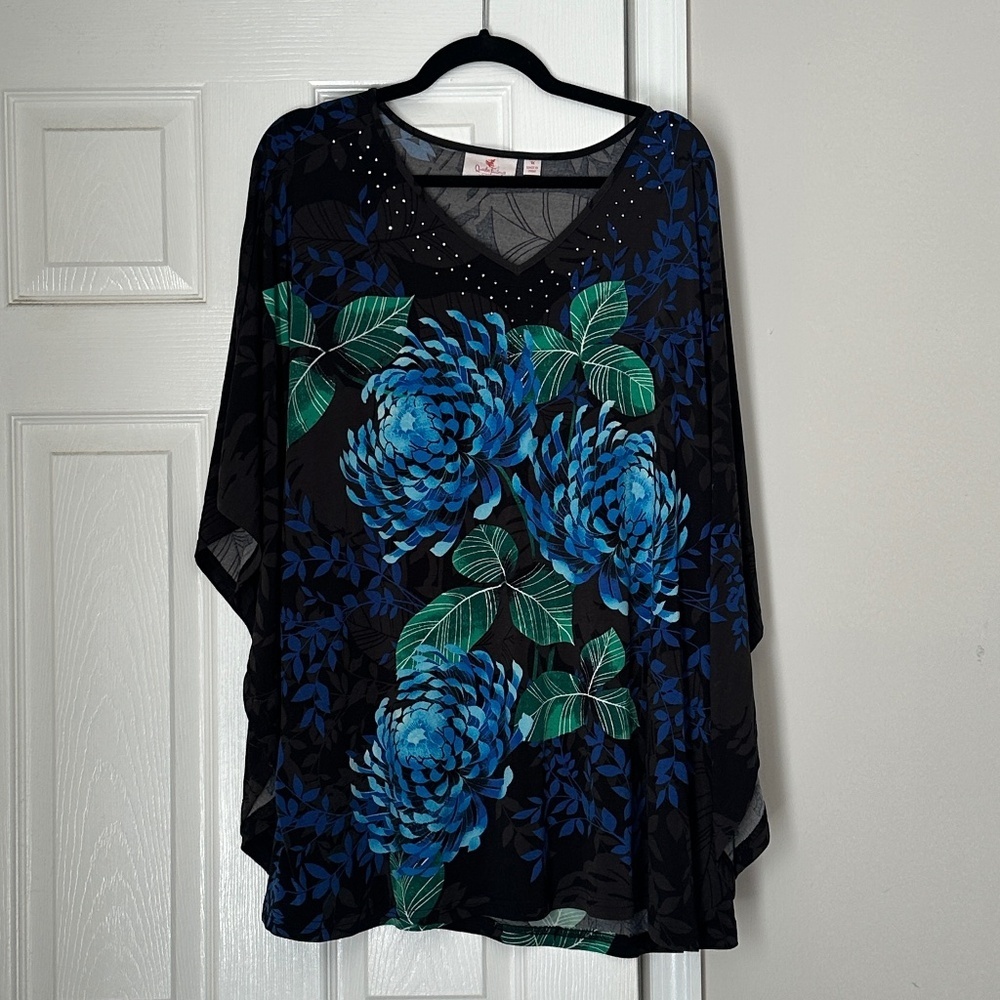 Quacker Factory Studded Chrysanthemum Floral V-Neck Caftan Top Size 1X Poncho